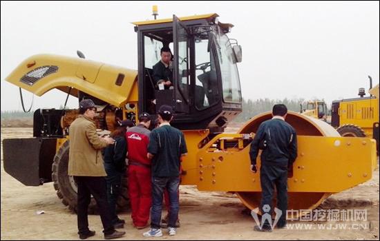 濰柴動(dòng)力發(fā)動(dòng)機(jī)、林德液壓助力山推壓路機(jī) 濰柴動(dòng)力發(fā)動(dòng)機(jī)、林德液壓助力山推壓路機(jī)